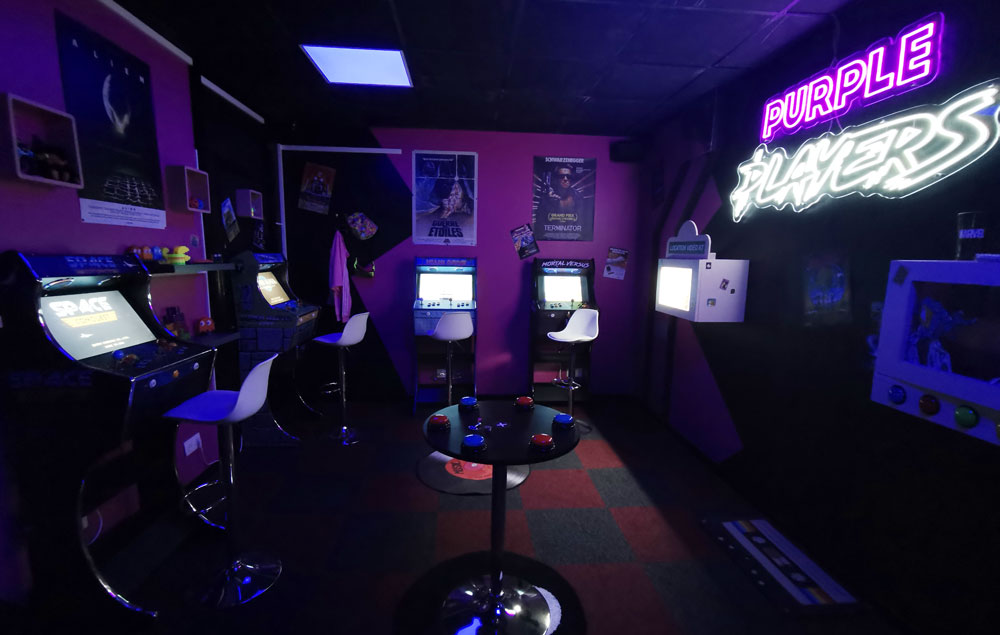 La salle d'arcade de Super Alpha World.